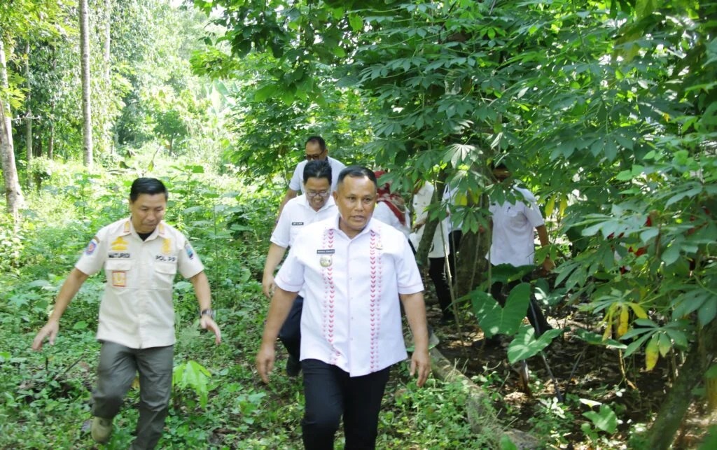 Jalan Kaki Satu Kilometer, Nanang Ermanto Sambangi Langsung Korban Kebakaran Warga Natar